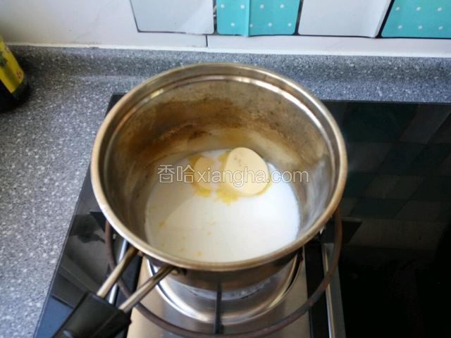 把黄油，水，牛奶，糖，盐放入煮锅中，小火加热黄油融化至开锅