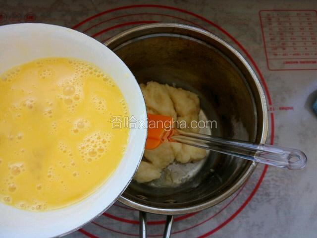 面团接近人体体温时，分次加入鸡蛋液，每次搅拌均匀在加入下次蛋液