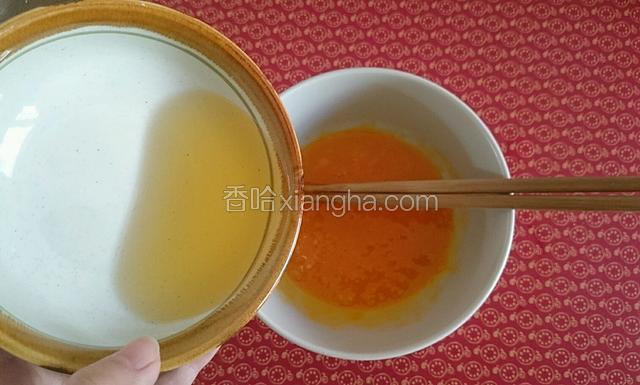 搅拌均匀后放入油
