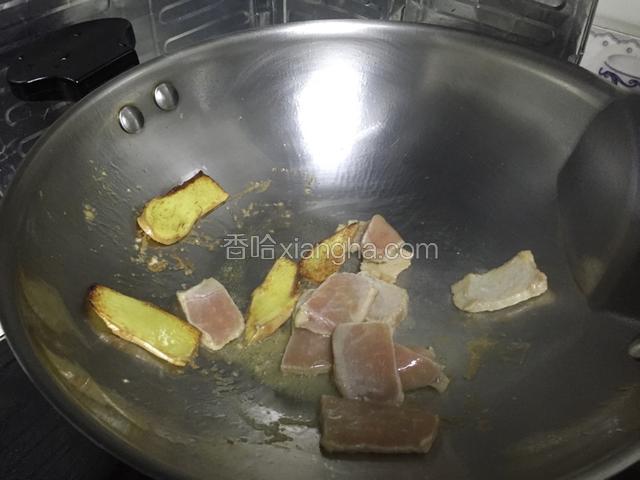 然后加入肉片翻炒