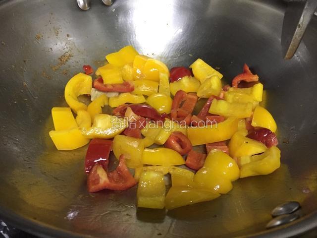 待菜椒变软加入适量盐调味