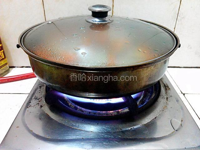 大火烧开、小火慢煲2-3小时、放盐即可饮用