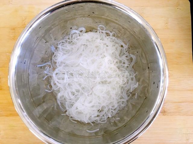 粉丝用开水煮至无硬心，过凉水后捞出沥干，切成段。
