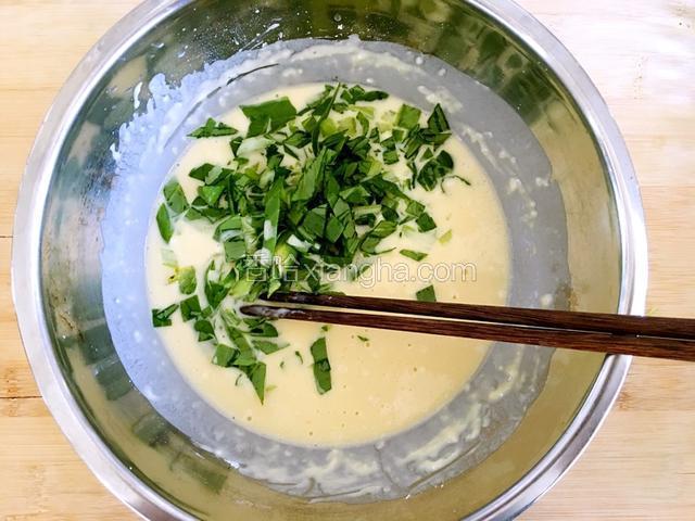 面糊中加入切碎的油菜和盐。
