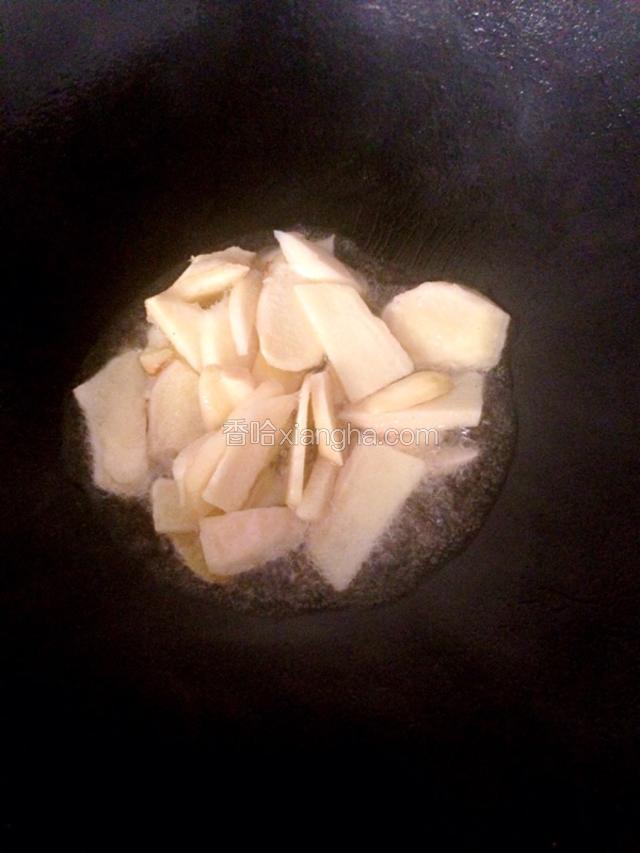 锅里倒少许油爆香姜片