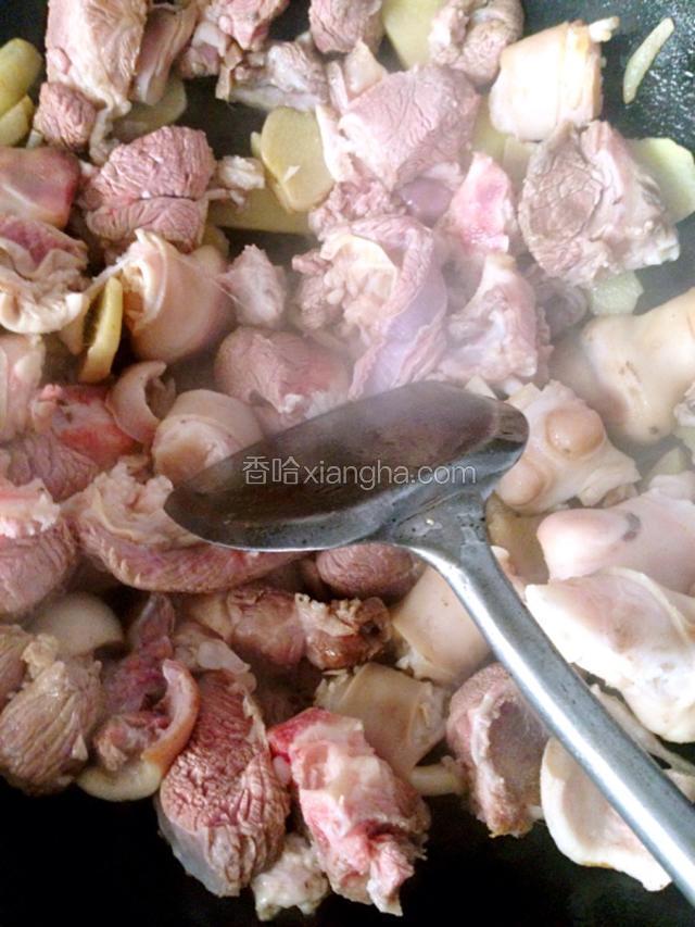 然后倒入羊肉翻炒至5分钟左右