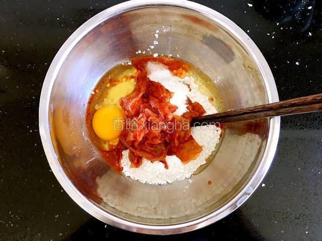 面粉中加入辣白菜、鸡蛋、盐。
