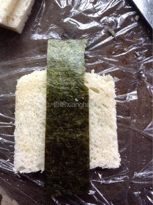 面包中间放一张海苔。