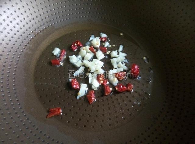 食用油烧热，爆香蒜蓉和朝天椒