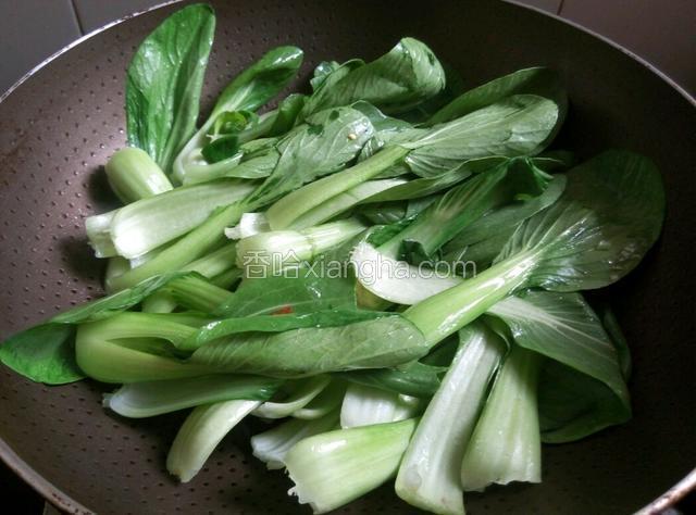 倒入上海青翻炒片刻