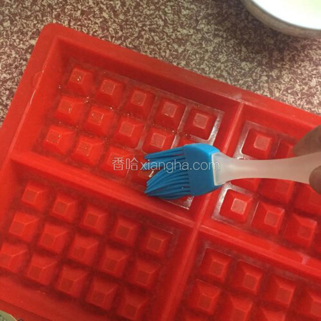 模具擦一层油，倒入蛋糕糊8-9分满就行了，烤箱180度预热