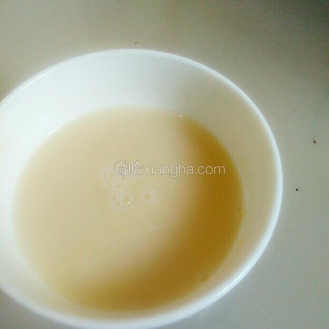 酵母用温水泡调开，静置5分钟
