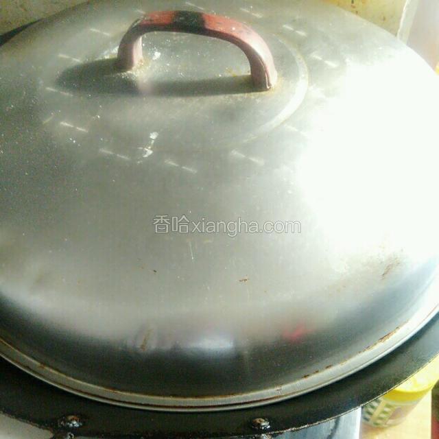 大火烧开转中火蒸20分钟，闷2分钟再开

