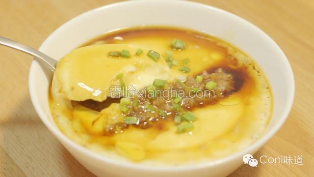 放入橄榄油、酱油、葱。