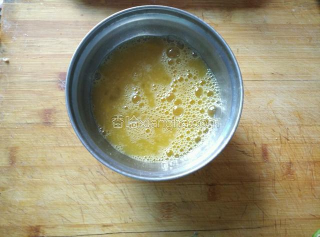 鸡蛋加入适量的盐和调味料打散