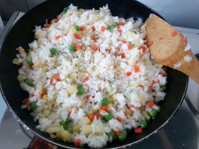 加点清水，把米饭炒散