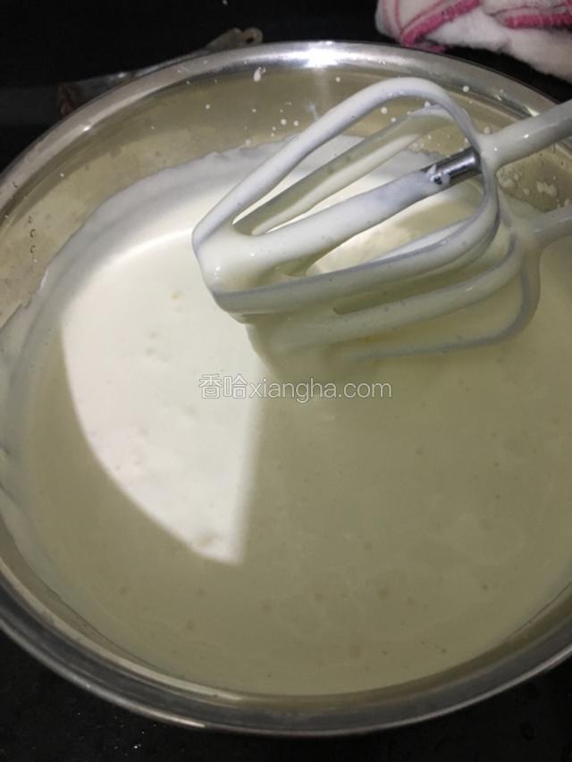 淡奶油加糖打发至六七成，刮过痕迹不立即消失即可。