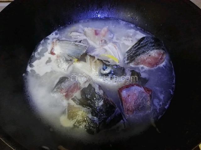 加入龙骨，注入适量开水。
