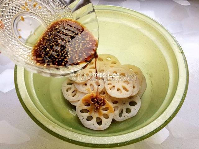 藕片焯水后快速捞出过凉水，然后倒入调好的姜醋汁拌匀；