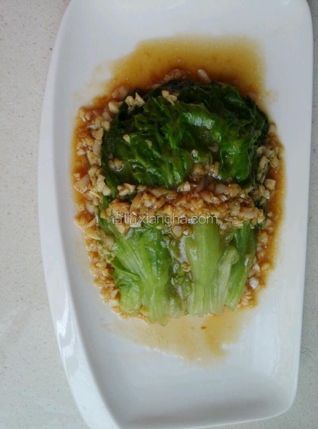 把蒜蓉汁浇在生菜上。