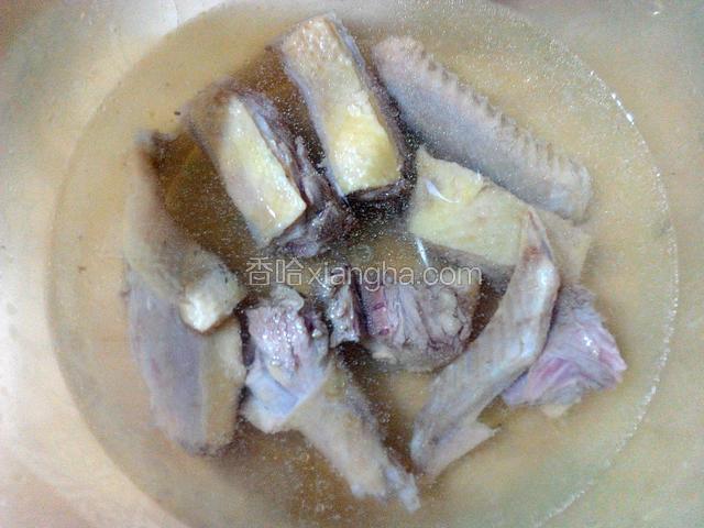 老鸭过冷水、清洗干净
