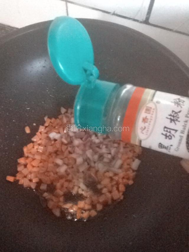 接着放入洋葱，加入少许盐，撒上黑胡椒粉出锅。