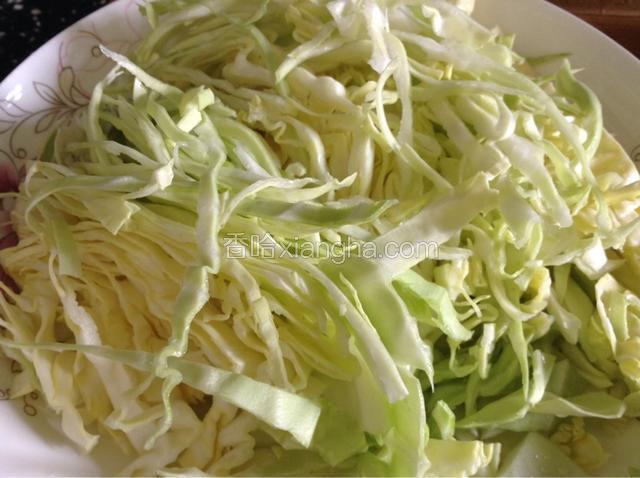 圆白菜切成丝备用。