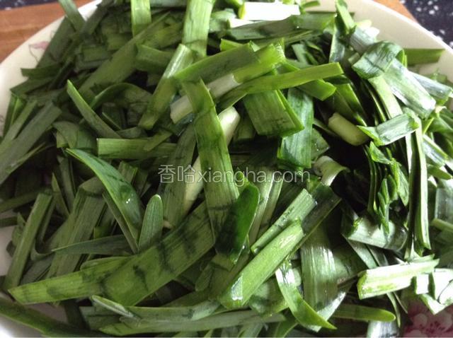韭菜切成段儿备用。