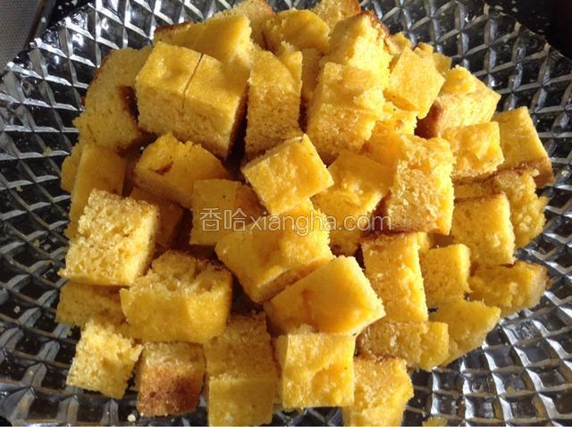 贴饼子切成小丁备用。