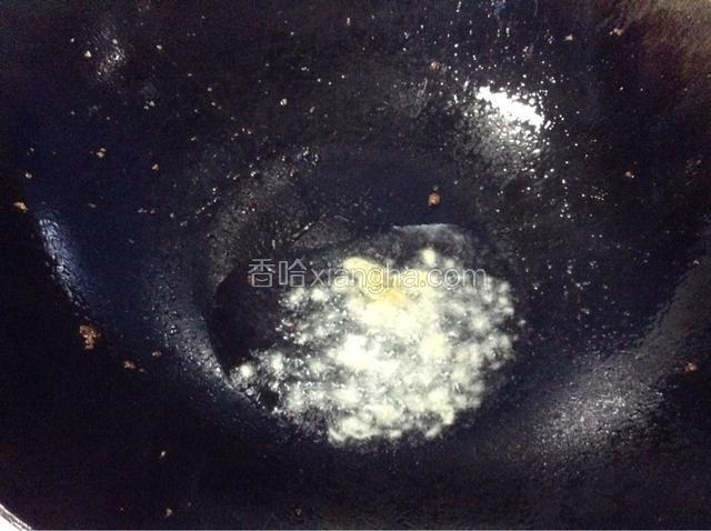放入姜末煸香。