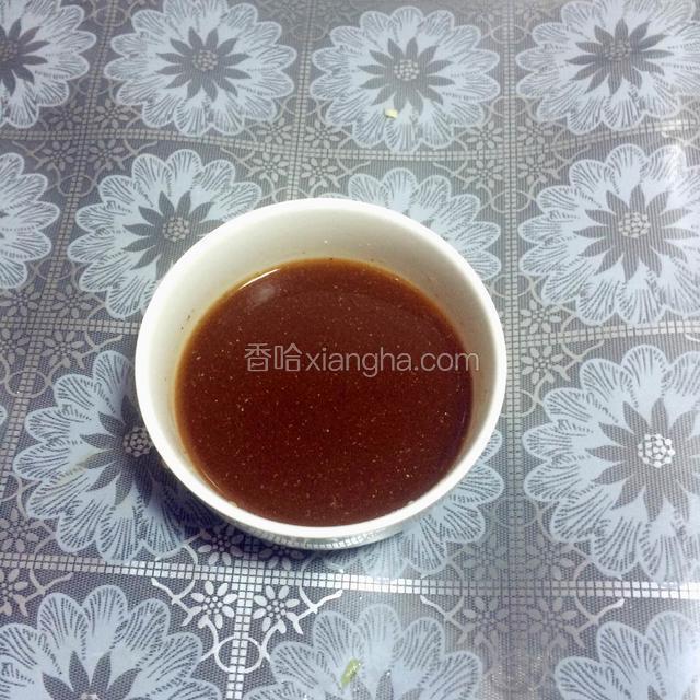 清水加少许淀粉、加蚝油、少许生抽、少许盐、鸡粉调成汁【蚝油可以多些】。