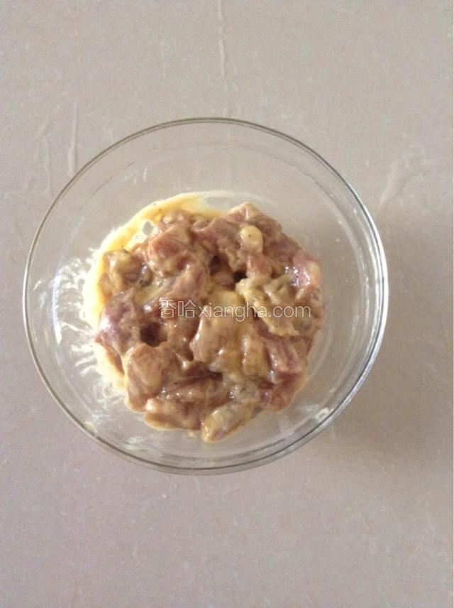 在腌制好的肉里放入半个鸡蛋，适量面粉和生粉拌匀。