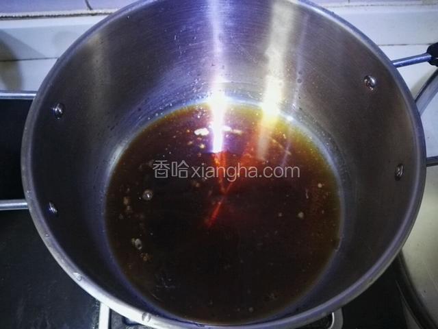 锅中倒入适量油，再倒入同等量的酱油，加入少许量香油和盐拌均匀。
