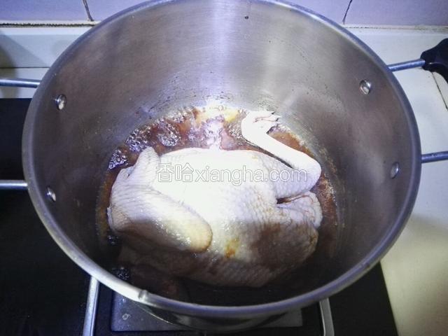 把鸡肉放入锅内，沾上酱汁。
