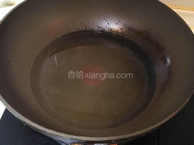 冷锅内倒入食用油。

食用油的用量根据花生粒数量多少来决定，太多了也浪费，只要可以将花生粒全部能控制在油范围内就行