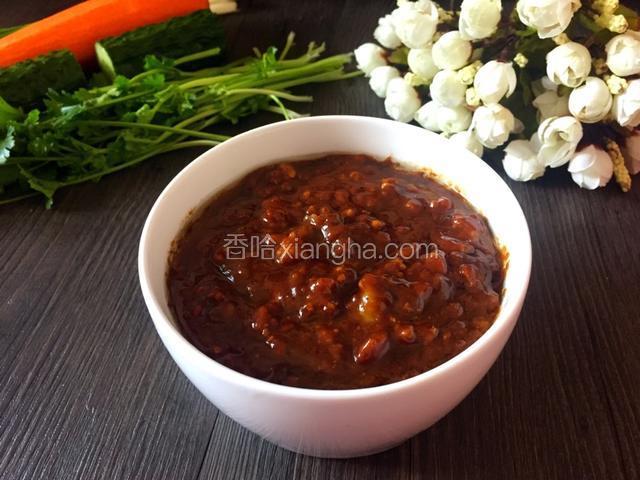 热锅冷油，油热加入葱，姜，八角炒香，加入肉馅翻炒至变色，加入稀释好的干黄酱煮至冒出细密的气泡，中间不断的搅拌避免糊锅，美味的肉酱，万能的肉酱好吃简单方便可以做很多美食哦。
