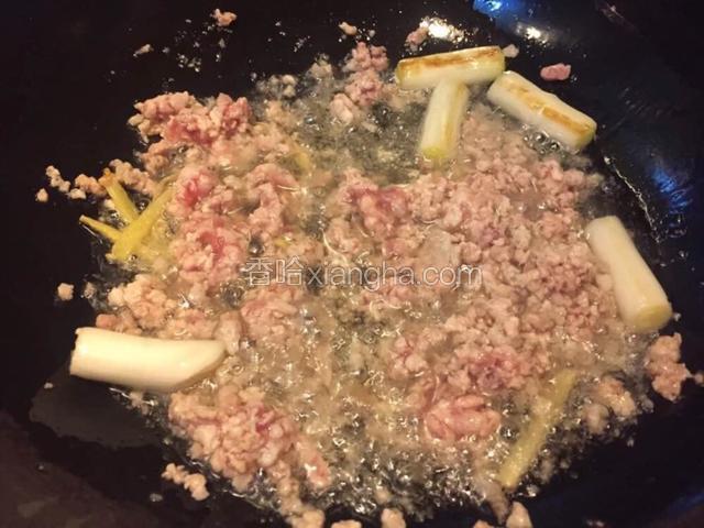 炸酱面的精华就在肉酱上面，一起来看看好吃的肉酱是怎么做的吧！六必居干黄酱用水稀释，稀释的浓度以倒出的酱成柱状流淌为佳，肥瘦相间的五花肉切小块放入料理机中打成肉馅（也可以买现成的肉馅）
