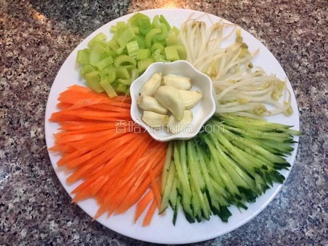 煮面条的时候黄瓜，胡萝卜切丝，芹菜切丁焯熟，豆芽焯熟，蒜剥皮备用。
