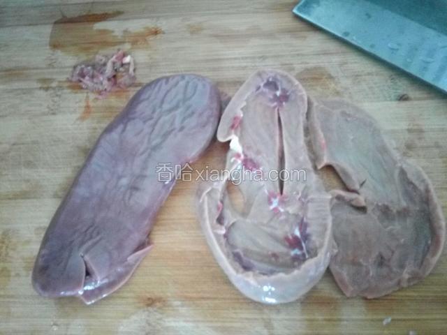 腰子切开，削除白色部分，尽量削干净