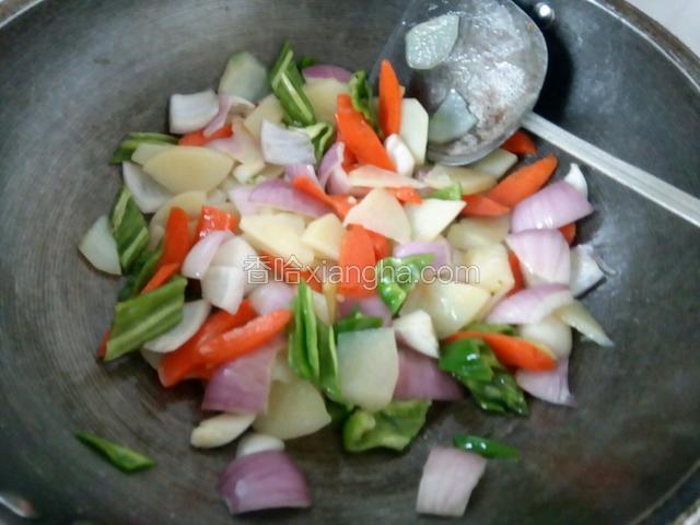锅油热，倒入蔬菜煸炒