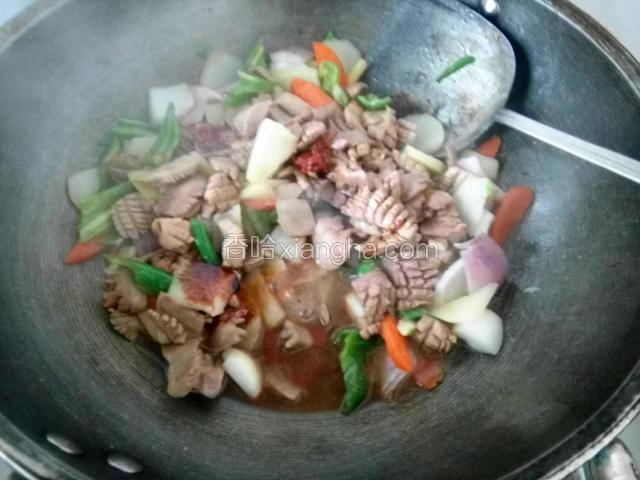 倒入腰花，调味