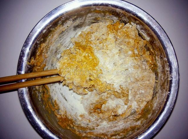 把放温的牛奶红糖水加入面中，一别倒一别拿筷子搅拌
