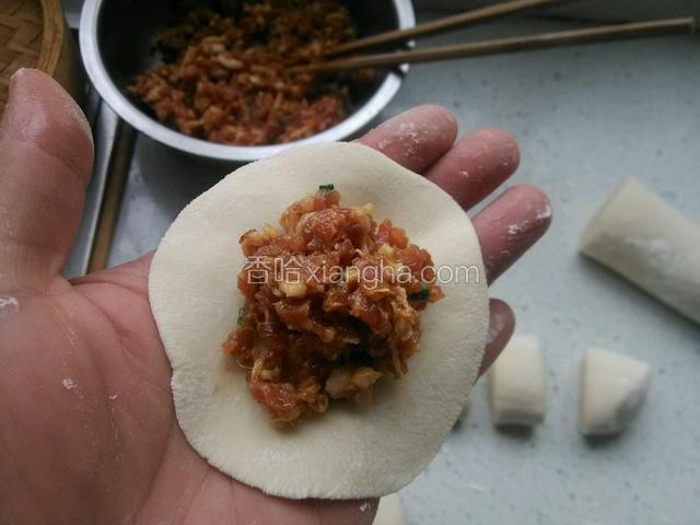 把包子面皮摊在手掌，加入适量馅料，沿四周开始折叠转出褶皱！
