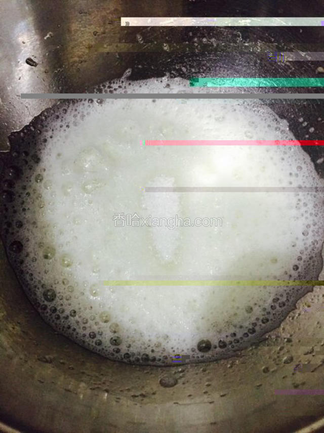 滴入几滴柠檬汁，开始打发蛋白，分三次加入白砂糖。
这是第一次加糖的时刻，将蛋白打至渔网泡状。