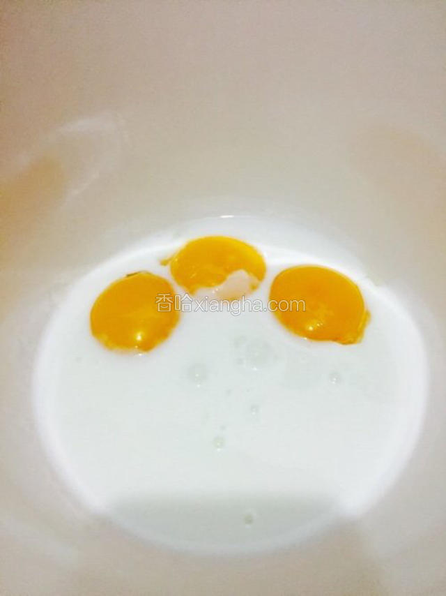 接下来，我们来处理蛋黄喽。
将酸奶加入蛋黄中，搅拌均匀。