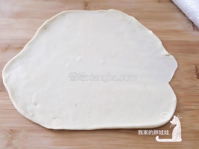 此时倒少许食用油在手里，拿一个剂子揉揉，然后用擀面棒擀开