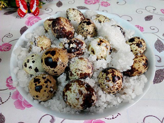 挖出鹌鹑蛋、即可食用