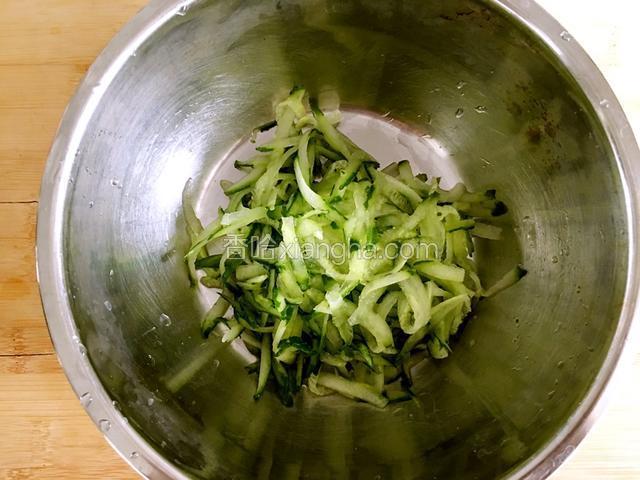 黄瓜洗净切丝。
