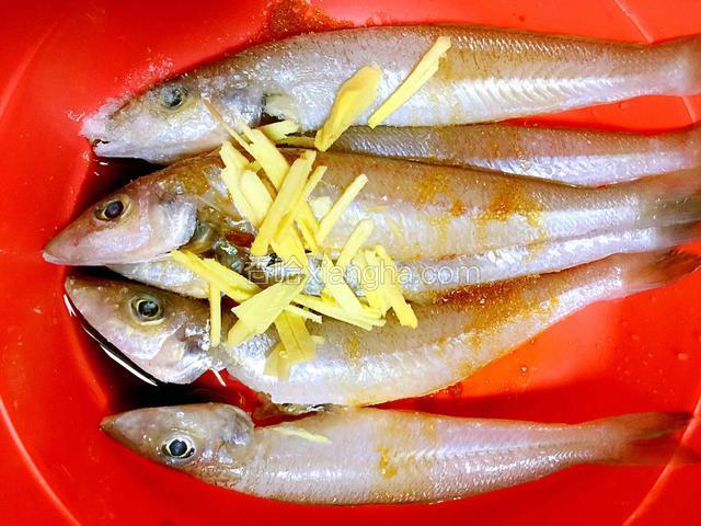 用盐、料酒、胡椒粉、生抽腌半个小时。