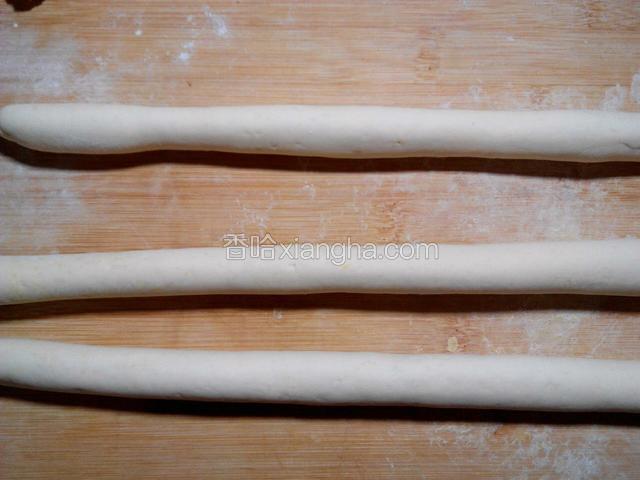 把小剂子揉成长条，只要3条。